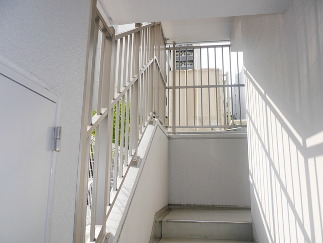 マンション共用階段　侵入防止柵取付工事　施工事例　名古屋市中区